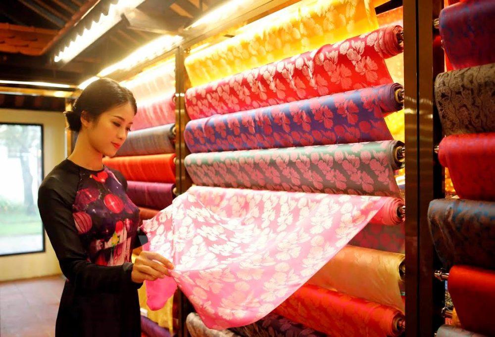Vải Lụa tơ tằm truyền thống được tạo ra như thế nào? - Sơ mi công sở