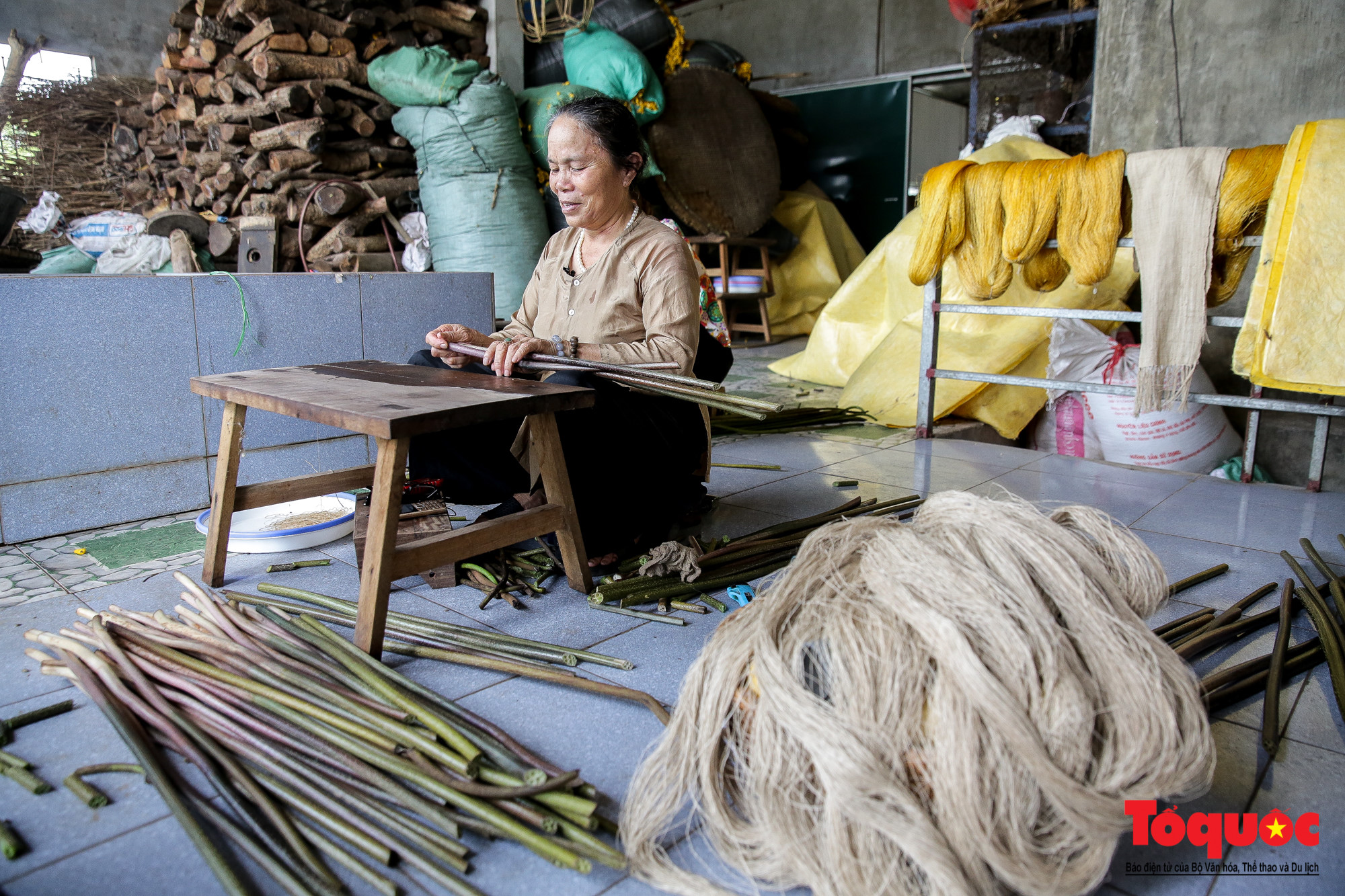 Nghệ nhân đầu tiên Việt Nam dệt vải từ tơ sen: Biến cuống sen thành chiếc khăn quàng giá cả triệu đồng