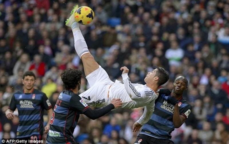 Cristiano Ronaldo: Cú 'xe đạp chổng ngược' của người không có ký ức